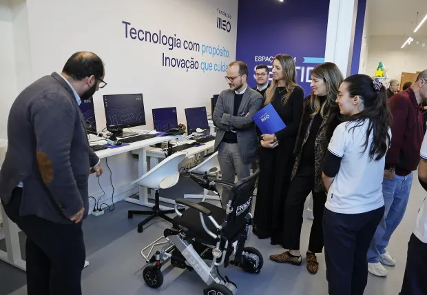 Grupo de participantes e técnicos, crianças e jovens utilizadores de tecnologias de apoio